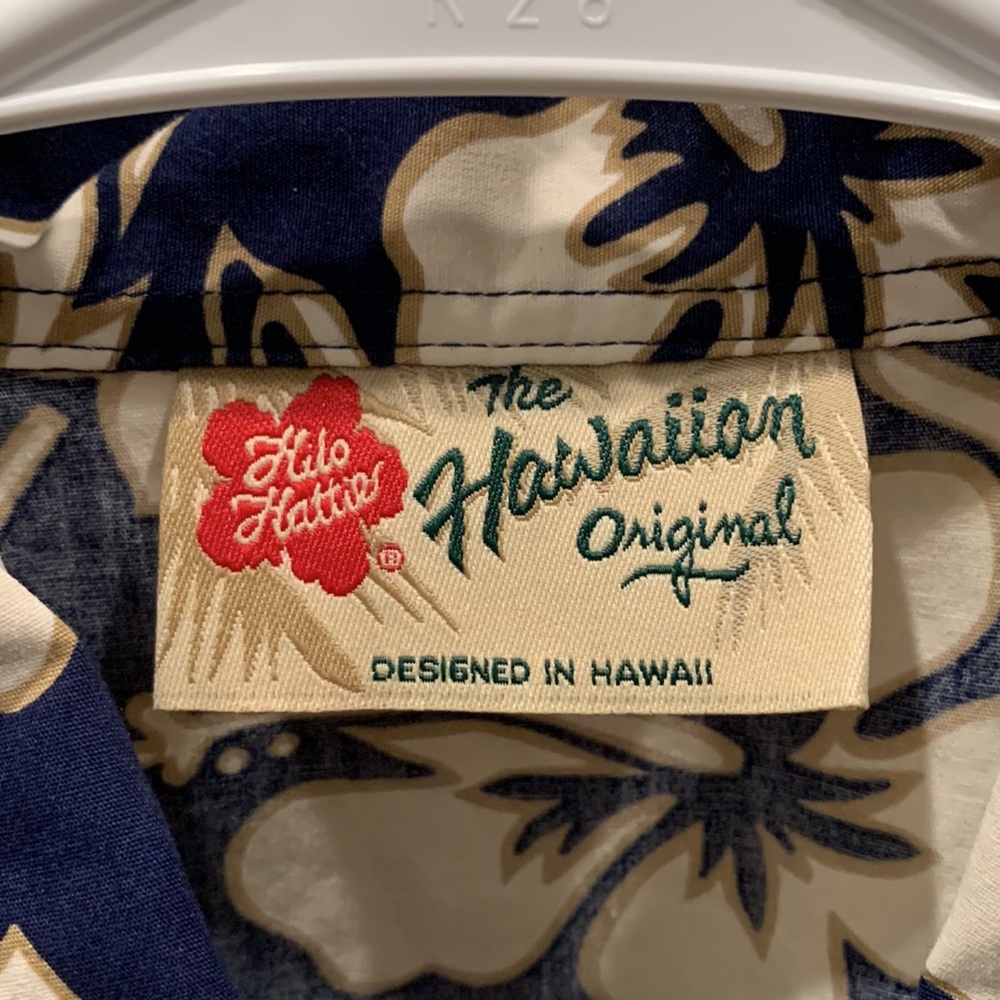 Hilo Hattie sleeveless blouse navy hibiscus size medium 100% cotton - Picture 2 of 3